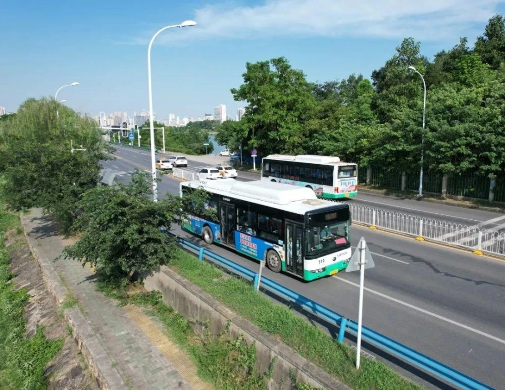 北京公交,秋日阳光温暖洒大地 北京公交,秋日阳光温暖洒大地