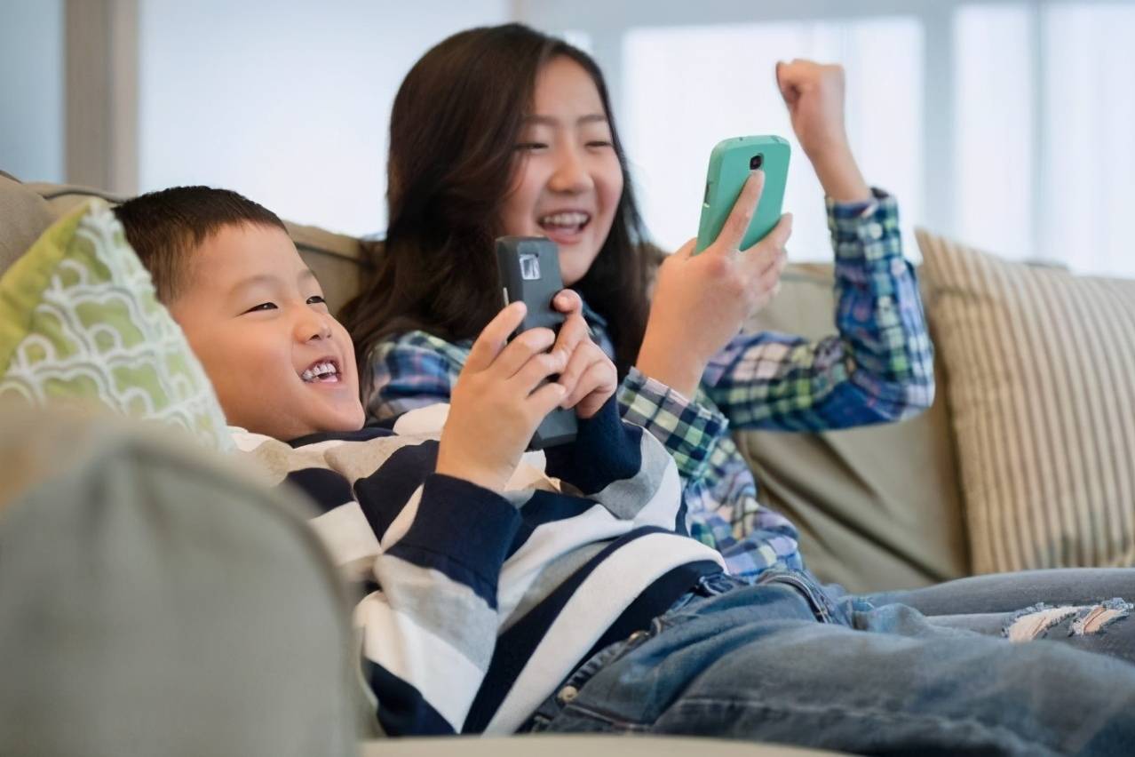 孩子玩手机游戏有好处吗_小孩玩手机游戏好吗_小孩子几岁能玩手机游戏