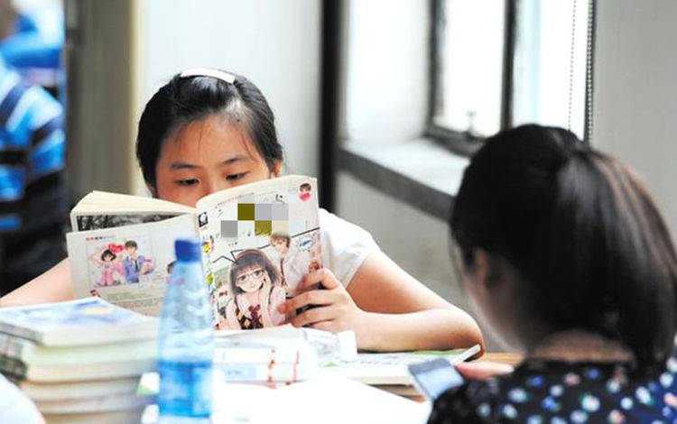同学手机游戏狂热，如何化解？
