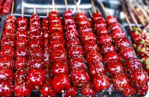 立冬南方吃什么-南方冬季美食大揭秘：火锅宴VS糖葫芦，哪个更温暖你的胃？