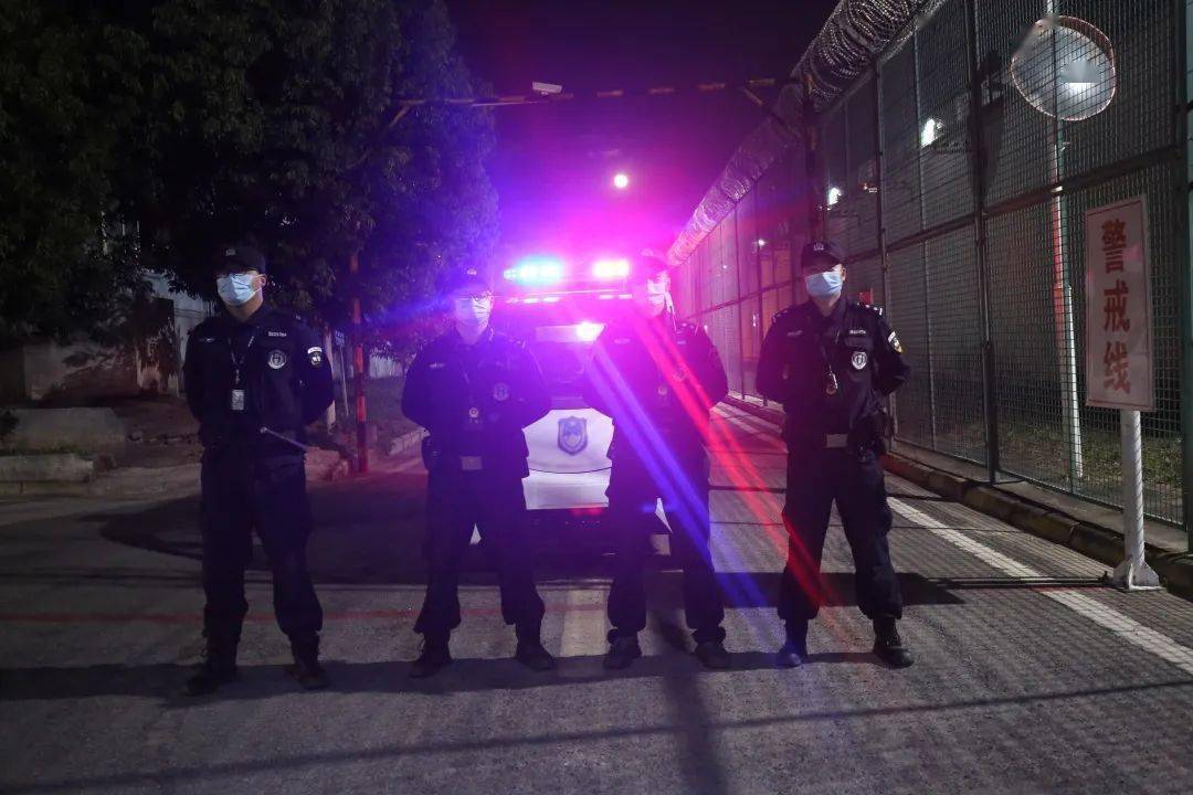 特警玩手机游戏_特警打游戏_特警玩手机游戏视频