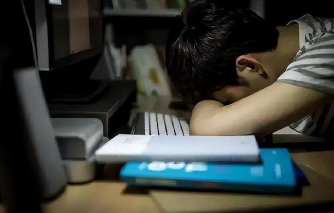 现在孩子玩手机网络游戏_玩网络手机游戏孩子现在能玩吗_玩手机游戏的孩子
