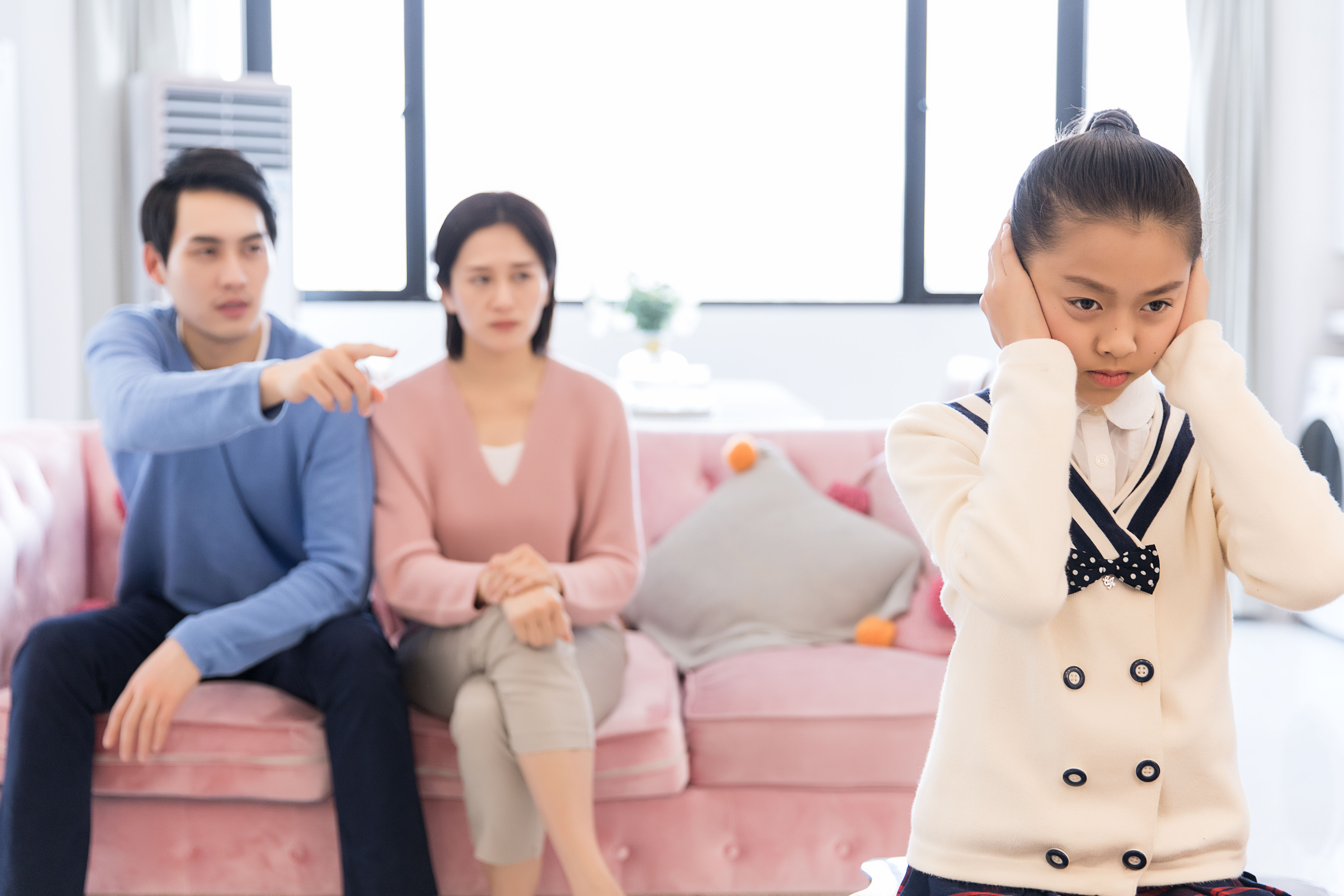 小孩子游戏手机_小孩玩儿手机游戏_小孩玩手机游戏的危害有多大