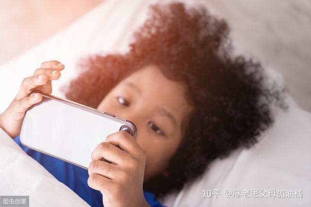 小孩玩儿手机游戏_小孩子游戏手机_小孩玩手机游戏的危害有多大